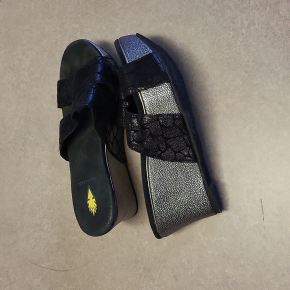 Volatile Metallic Flocking Silver Black Platform Wedge Size 9 - Picture 6 of 8